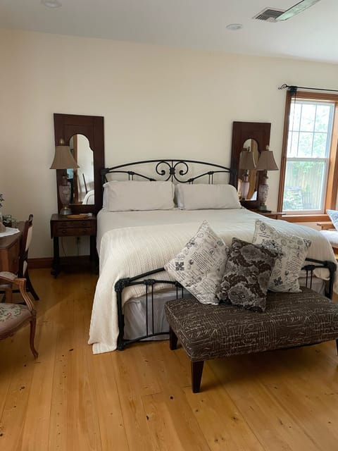 Side House King room with King sized bed