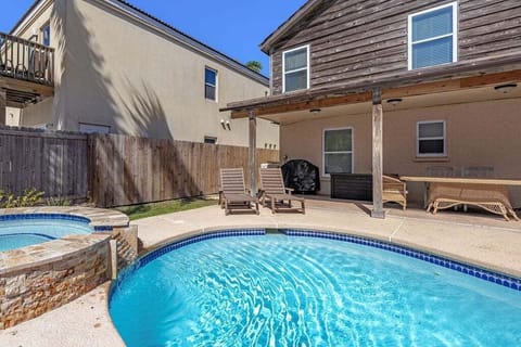 Private pool with hot tub!