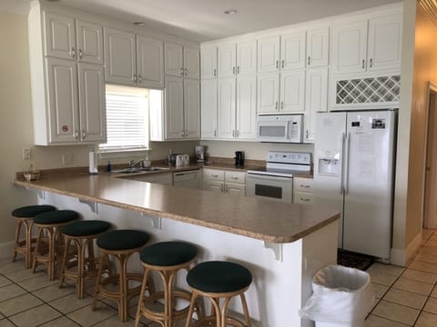 Full kitchen with breakfast bar.