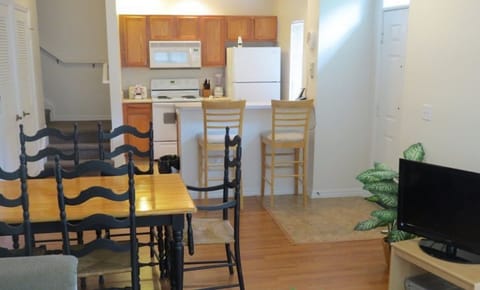 Dining table for 5 plus 2 stools at the kitchen bar