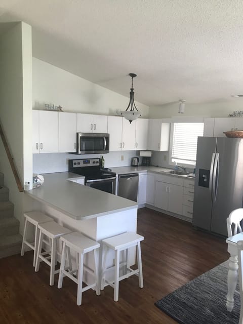 Kitchen with new appliances and Penninsula with 4 stool seating