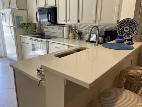 Kitchen renovation 2022. Fully stocked. Keurig coffee maker 