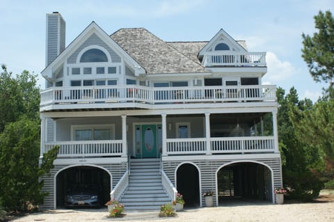 The house is in a cul-de-sac, private with plenty of parking