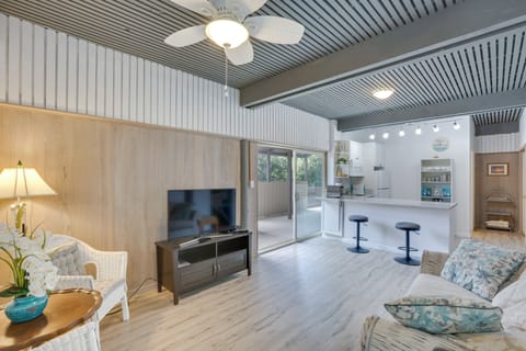 Living Room | Smart TV w/ Cable