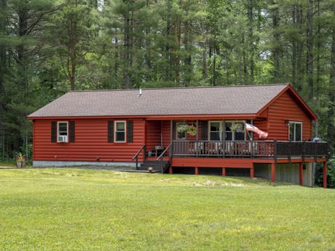 Another view of Log Haven, note the open porch, with a gas grill too!