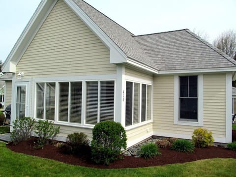 Cottage ~ beautifully landscaped!