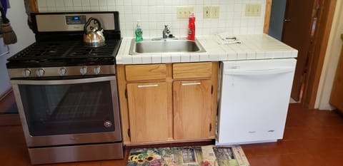 Kitchen, 5 burner gas range