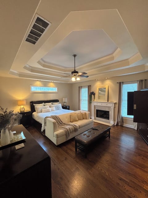 Luxury King Suite | ✦Spa Bath ✦ Alexa Speaker ✦ Flatscreen ✦ Main Floor Intercom