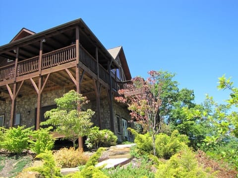 Welcome to Cedar Rock Cabin in Lake Lure NC!