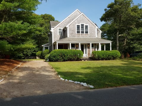 View of house and driveway