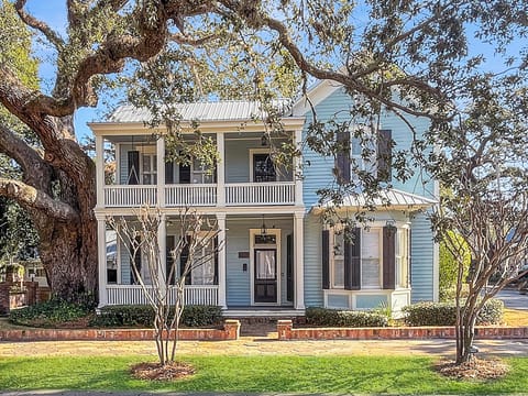 Grand Southern Home on tree-lined street in beautiful Old Town Brunswick