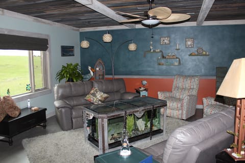 Spacious living room w/ 2 reclining sofas & 2 relciner rockers