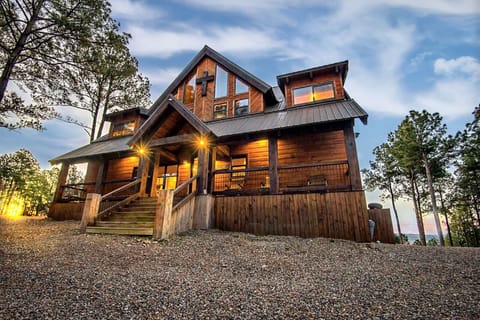 Stairway to Heaven- Private mountain retreat that sleeps 20!