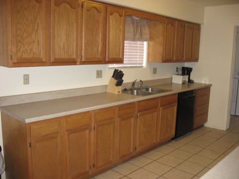 Kitchen - sink, dishwasher