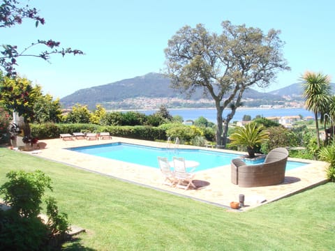 Piscina com vista para o Rio Minho