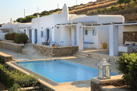 Overview of the house and verandas.
