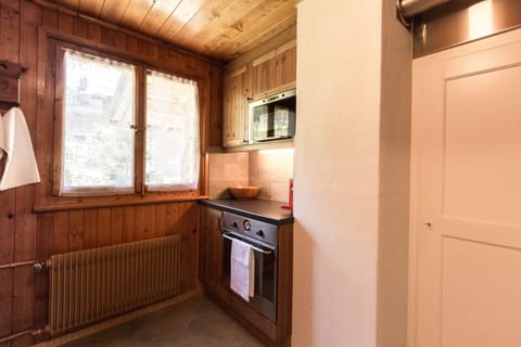 1st Floor: Newly renovated full-equipped kitchen with oven and microwave 