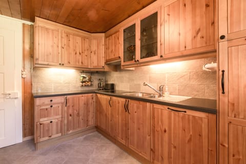 1st Floor: Newly renovated full-equipped kitchen with dishwasher. 