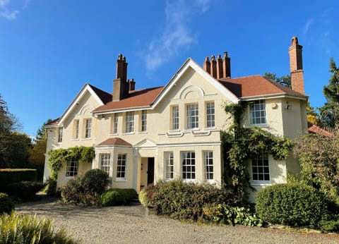 6 bedroom Manor House sleeping up to 13 people near Ludlow, Shropshire