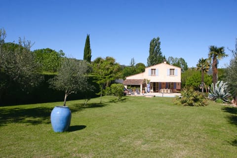 Provencal villa (max 9pers.) With a large lawn and a lovely swimming pool