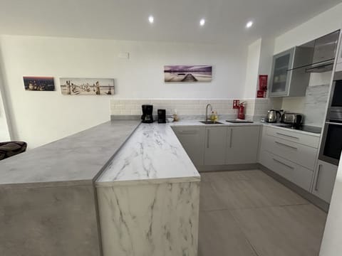 Kitchen with breakfast bar