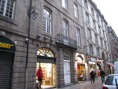 Facing onto Rue St Vincent, the flat is at the back of the first floor