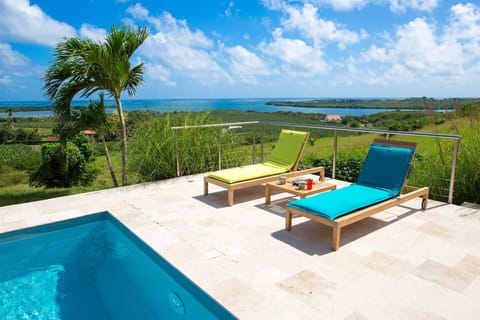 At the end of the road you will find the Villa Plein Ciel, nestled in a green setting and open to the ocean. Ideal to discover Martinique, but also to spend privileged moments with family or friends.