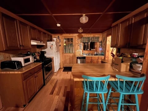 Kitchen - fully equipped - includes a dishwasher
