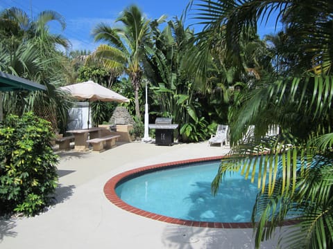 Backyard has 1 Gas Grill and Charcoal Grill for outdoor cooking
