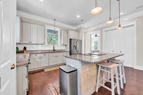 Fully equipped kitchen and seating