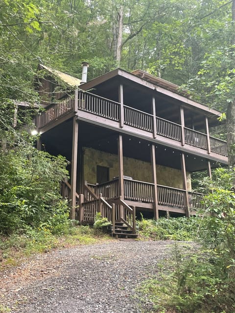 Charming Coldwater Cabin sits on Mountaintown Creek.