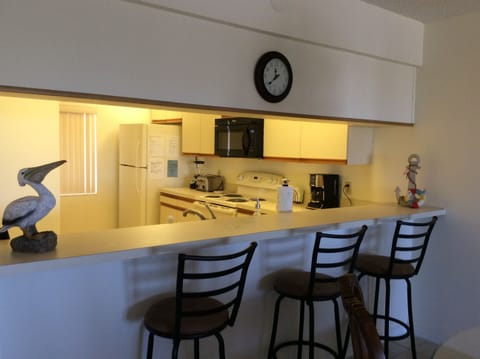 The fully equipped kitchen 