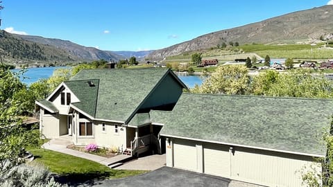 Large home along the banks of the Columbia River