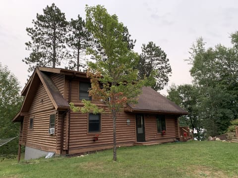 Main cabin has lake views, 2 porches(1 fully screened),3 levels, sleeps up to 11