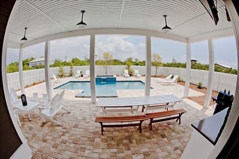 Large Outdoor Pool, Spa, Outdoor TV and seating