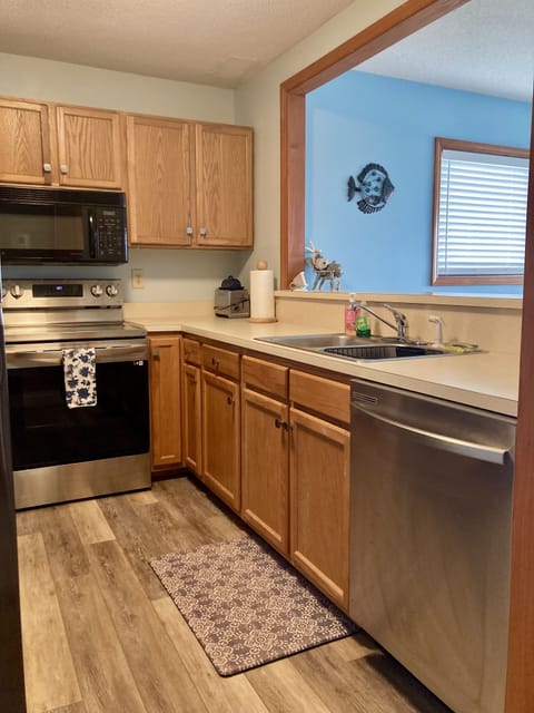 Kitchen, new flooring 2024. All new appliances 2023.