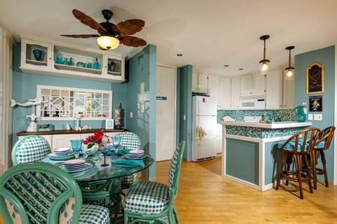 High-end fabrics & carefully chosen "beach feel" furniture complete the mood.