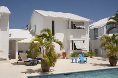 House and Pool, 2 Mango Court
