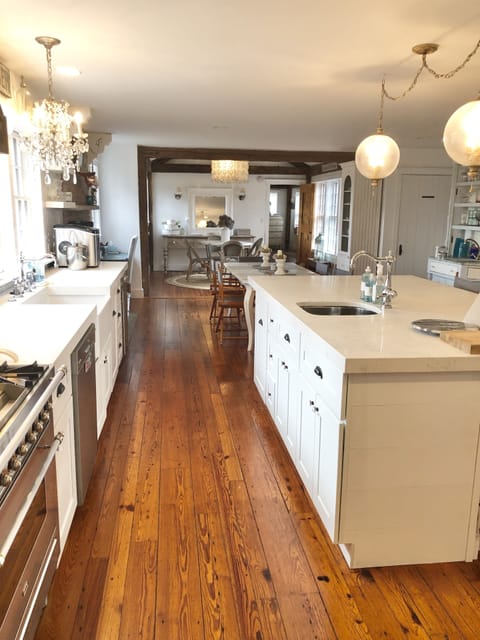Open floor plan kitchen/dining areas for 10 plus add’l seating for 3-5 at island