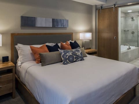 King bedroom with a comfortable bed.