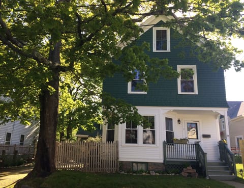 Newly renovated victorian home in the heart of Bar Harbor village. The Rockcairn