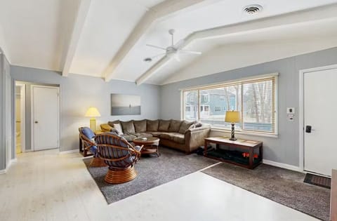 Windjammer Layout -Main room separates a bedroom in each corner of the house