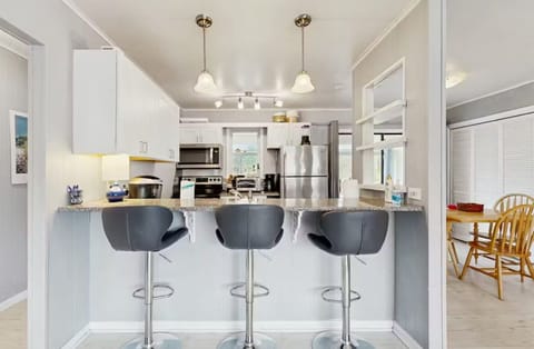 Kitchen Bar-top Breakfast area