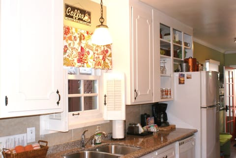 Kitchen with Mr. Coffee / French Press / Keurig / Micro / Ice maker / Gas range