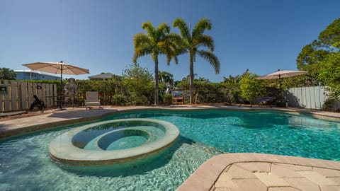 Custom pool & hot tub