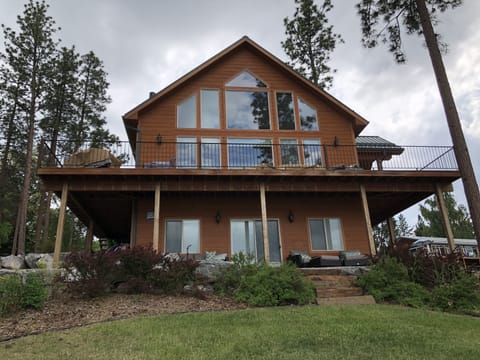View of front of house and yard 