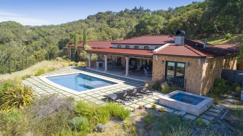 Healdsburg Villa at Reeve Wines: Outdoor space with pool & spa 