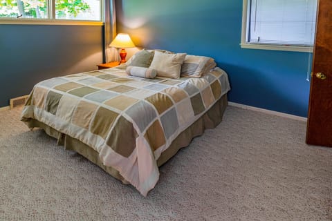 Bedroom -- queen size bed