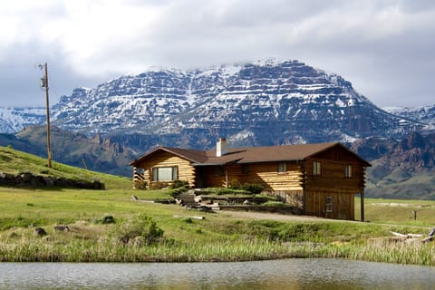 Inviting Log Home in Rocky Mountains near Yellowstone