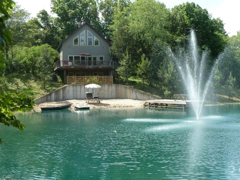 Spacious luxury cabin with 4 bedrooms with all sand beach on private pond.